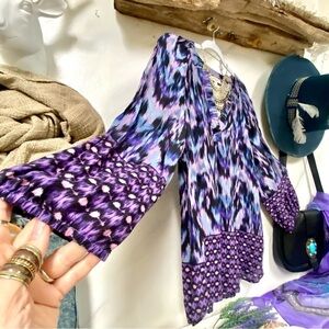 Purple lovers enchanting boho v-neck blouse w Gypsy southwestern vibe
